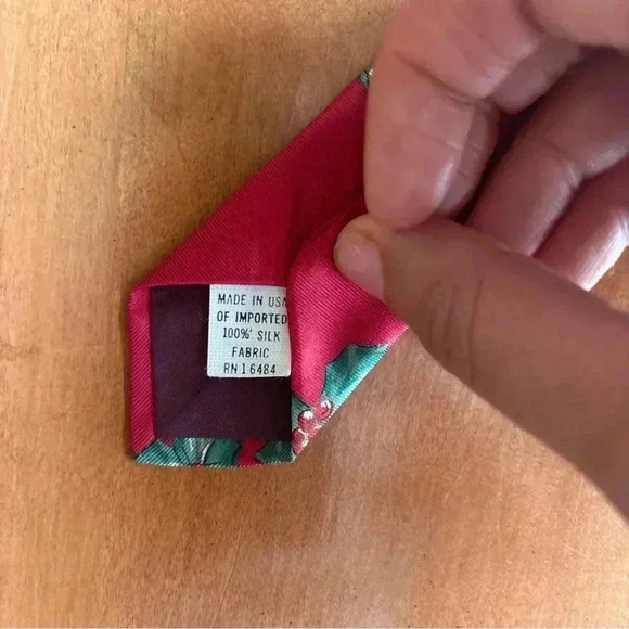 VTG Gant Christmas Tie 100% Silk “Limited Edition” Santa Mistletoe Made In USA - Picture 5 of 6